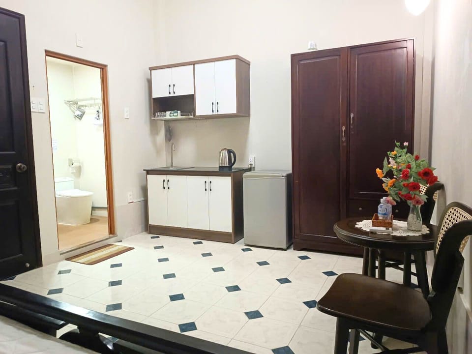 Deluxe Double Room | Living area | 32-inch Smart TV with digital channels