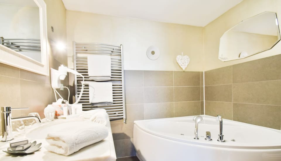 Deluxe Double Room, Garden View | Bathroom | Hair dryer, towels, soap, shampoo
