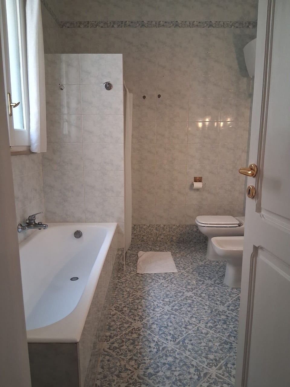 City Double Room, Non Smoking, Air conditioning | Bathroom | Shower, hair dryer, bidet, towels