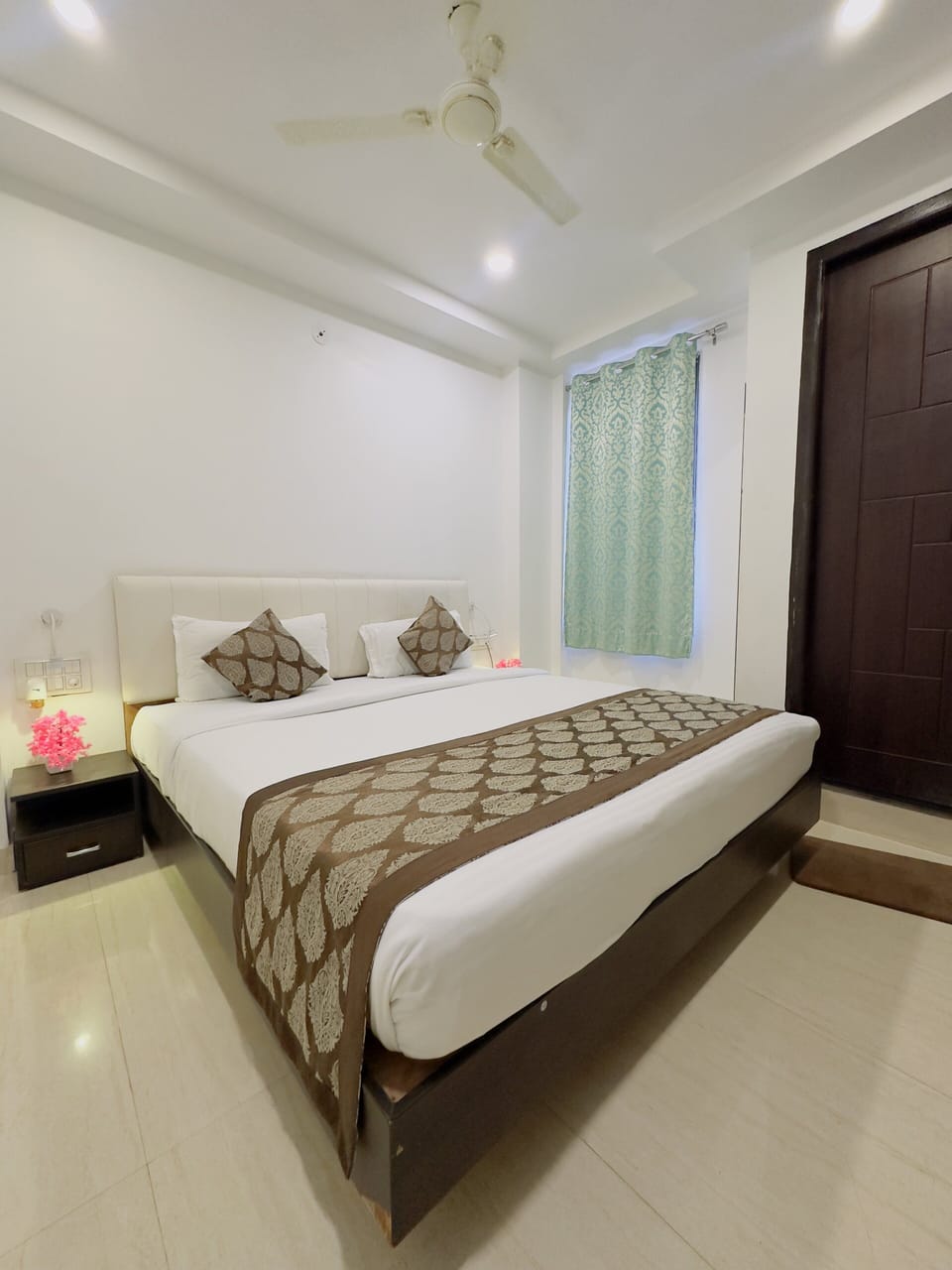 Deluxe Room | Hypo-allergenic bedding, individually decorated, iron/ironing board
