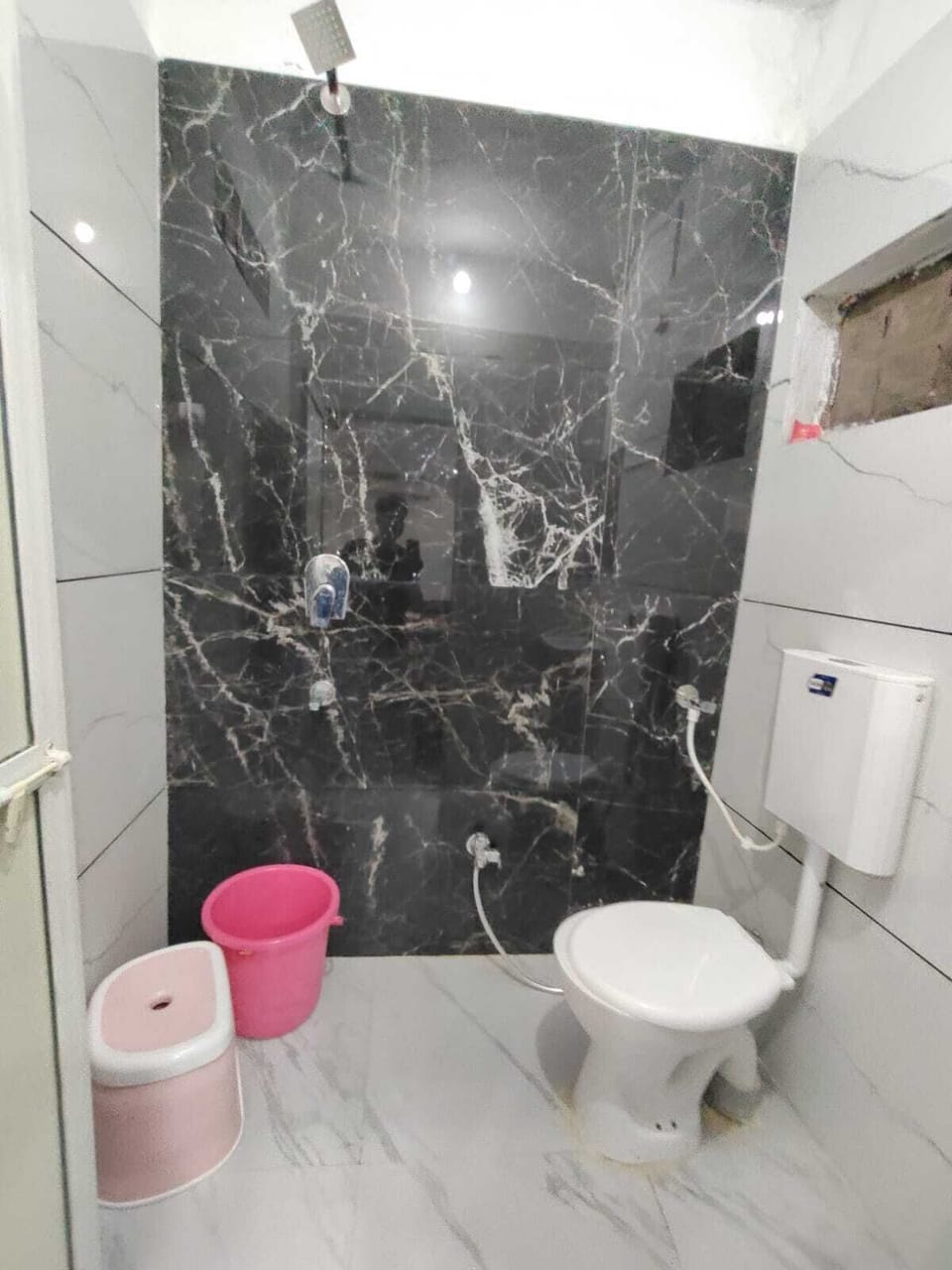Comfort Double Room | Bathroom | Shower, slippers, soap, shampoo