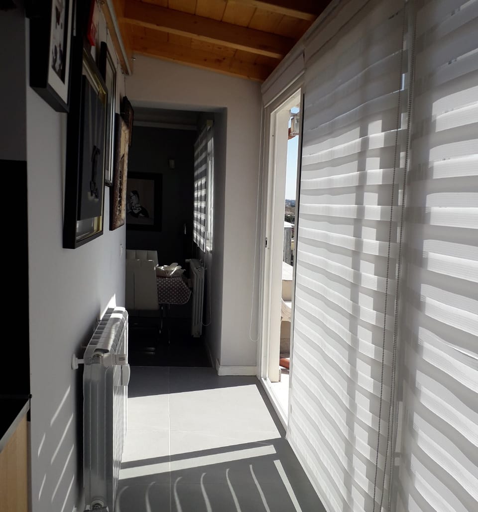 Panoramic Penthouse | Living area | 40-inch flat-screen TV with digital channels, Smart TV, books
