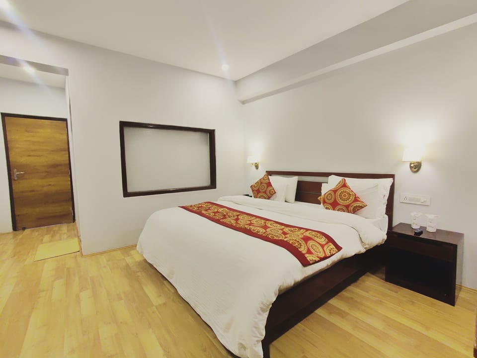 Luxury Double Room | Desk, soundproofing, WiFi (free)