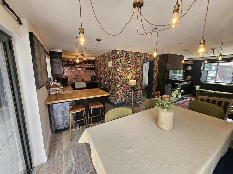 House | Shared kitchen | Stovetop, electric kettle, toaster, cookware/dishes/utensils