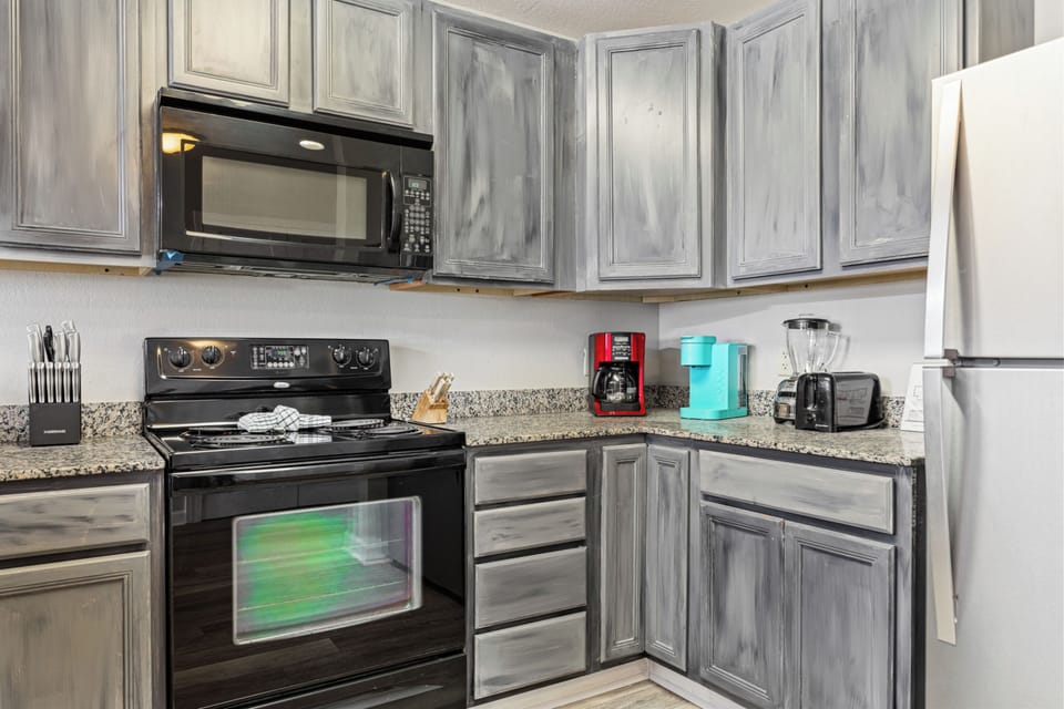 Deluxe Condo, 1 Bedroom, Mountain View | Private kitchen | Fridge, microwave, oven, stovetop