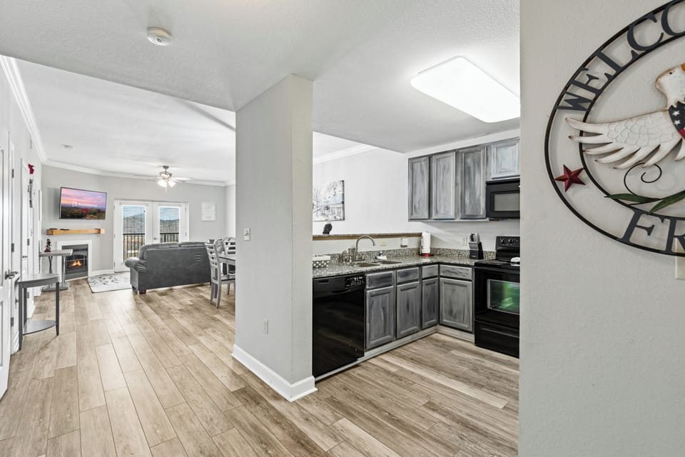 Deluxe Condo, 1 Bedroom, Mountain View | Private kitchen | Fridge, microwave, oven, stovetop