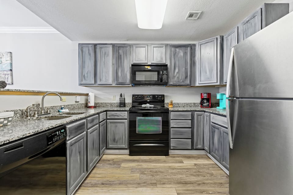 Deluxe Condo, 1 Bedroom, Mountain View | Private kitchen | Fridge, microwave, oven, stovetop