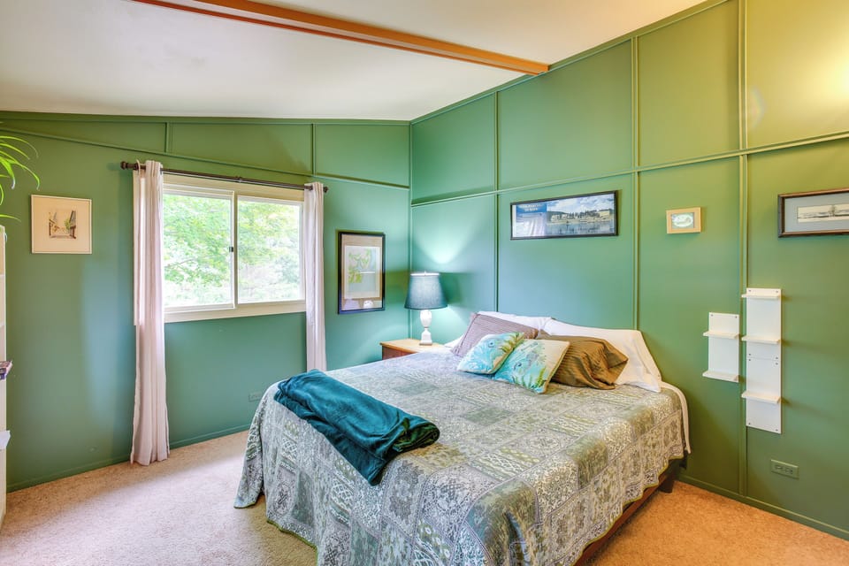 8 Mi to Crystal Mountain: Peaceful Up North Home Cottage in Michigan