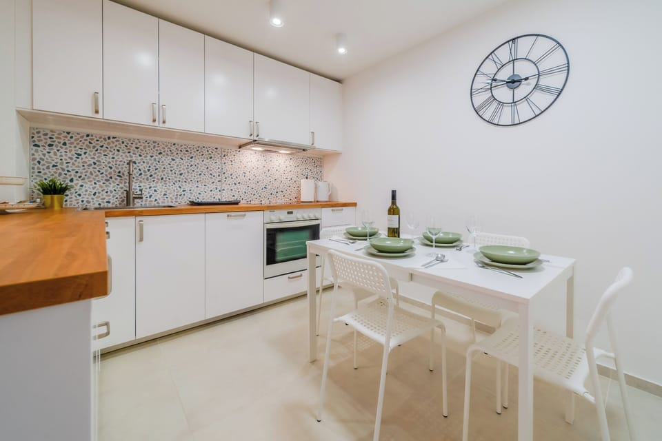 Family Apartment, 1 Bedroom, Air conditioning (Peaceful Nest In City Center) | Private kitchen