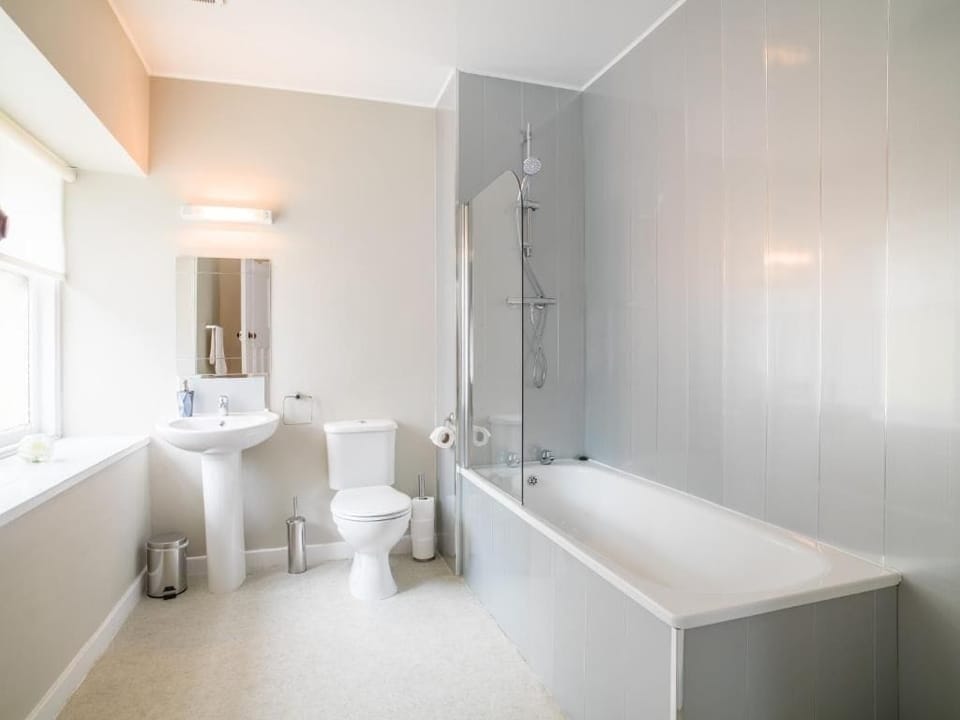 Superior King or Twin Room | Bathroom | Towels, toilet paper