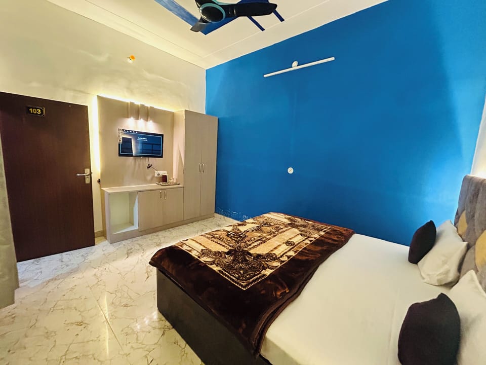 Memory foam beds, desk, laptop workspace, soundproofing