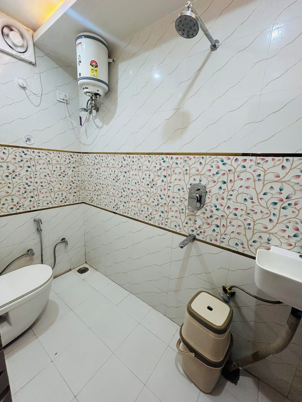 Deluxe Double Room | Bathroom | Shower, free toiletries, slippers, towels