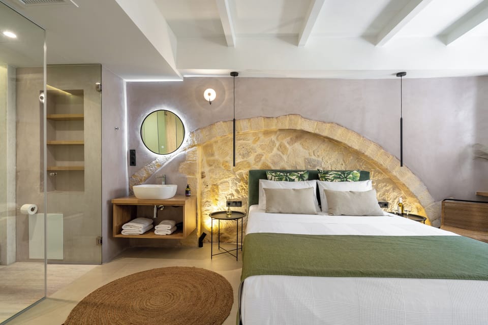 Comfort Studio Suite | Premium bedding, minibar, desk, laptop workspace