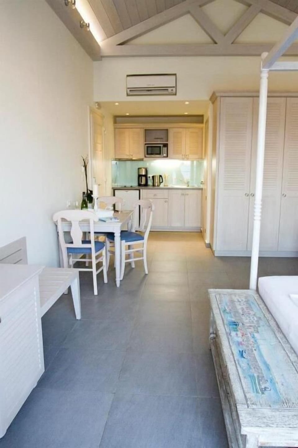 Deluxe Studio, Sea View | In-room safe, desk, laptop workspace, soundproofing
