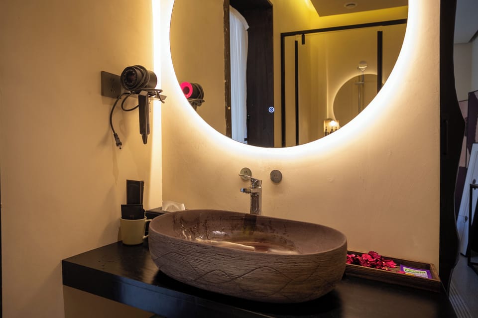 56 Mountains and Stones | Bathroom | Shower, free toiletries, hair dryer, slippers