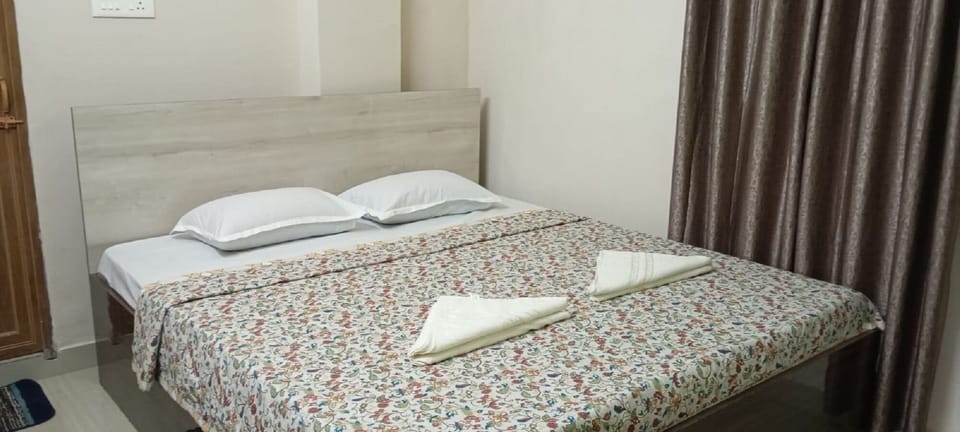 Basic Double Room, City View | Desk, laptop workspace, free WiFi