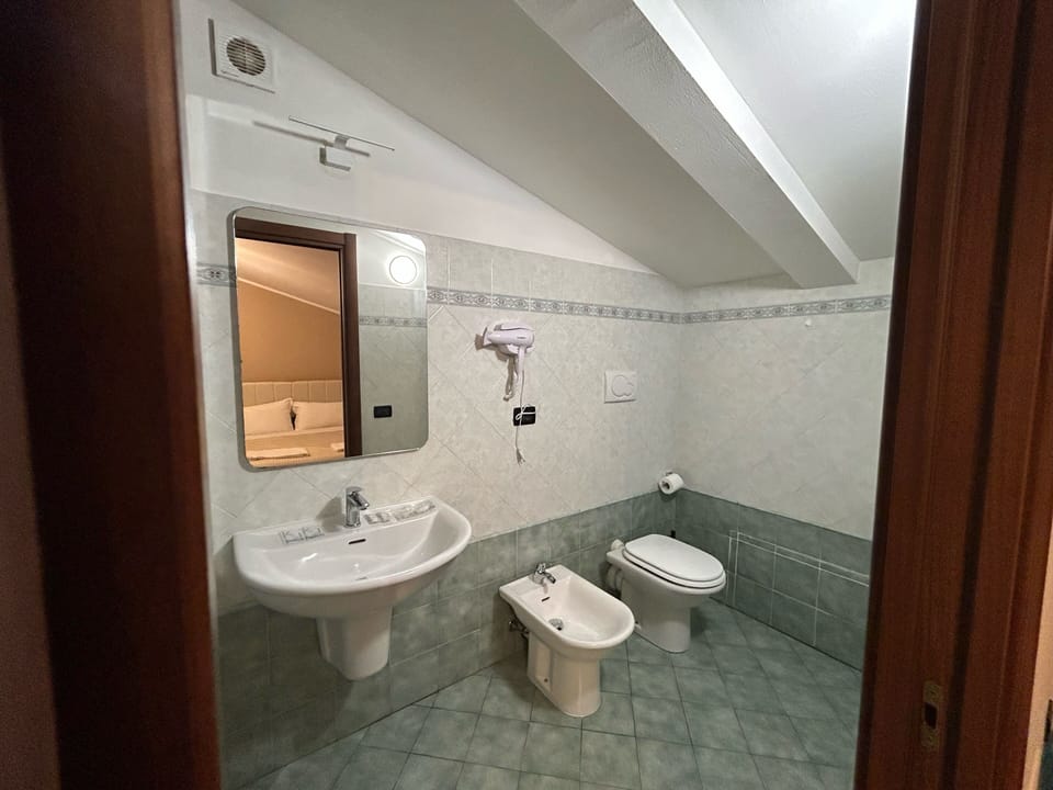 Comfort Double or Twin Room | Bathroom | Free toiletries, hair dryer, bidet, towels