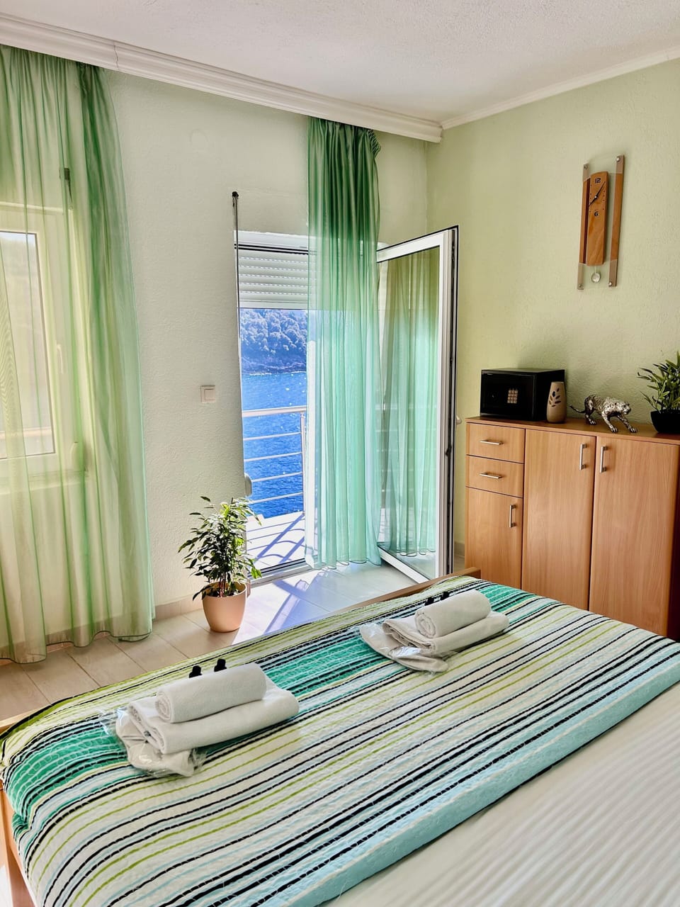 Apartment 202 | Desk, soundproofing, bed sheets