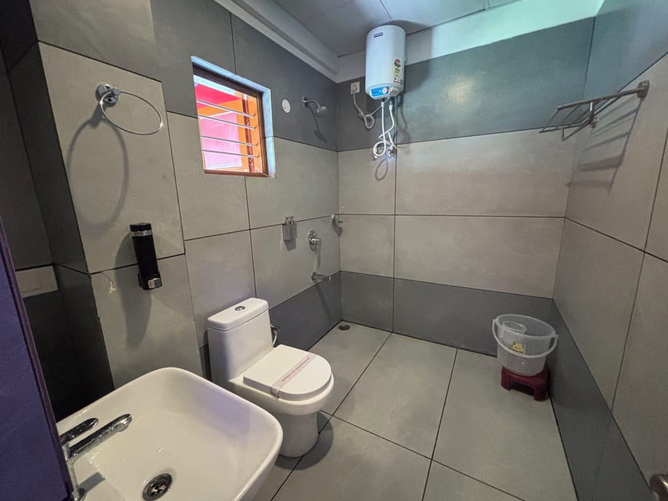 Deluxe Double Room, Balcony, City View | Bathroom | Free toiletries, towels, soap, shampoo