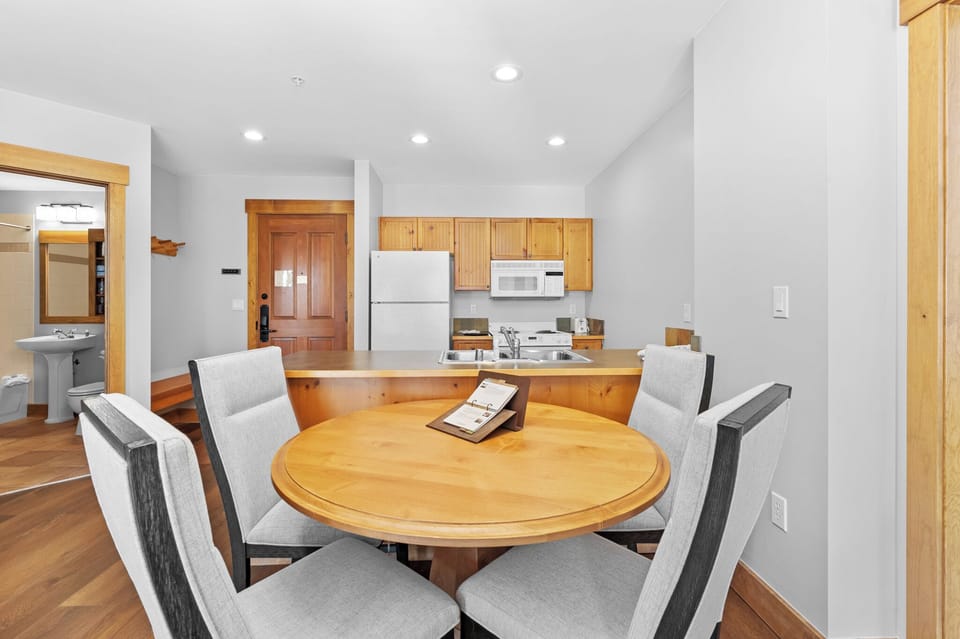 Condo (2 Bedrooms) | Property amenity