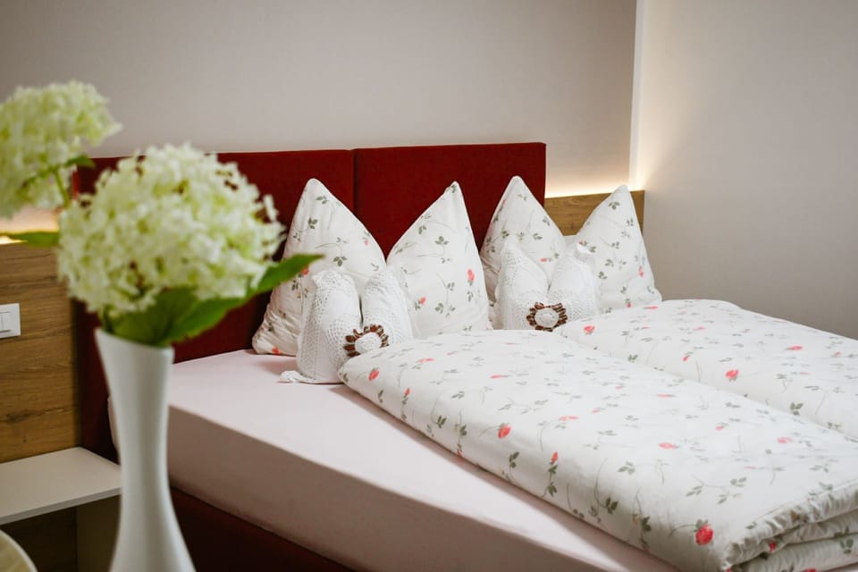Comfort Double or Twin Room, Mountain View | Hypo-allergenic bedding, free WiFi