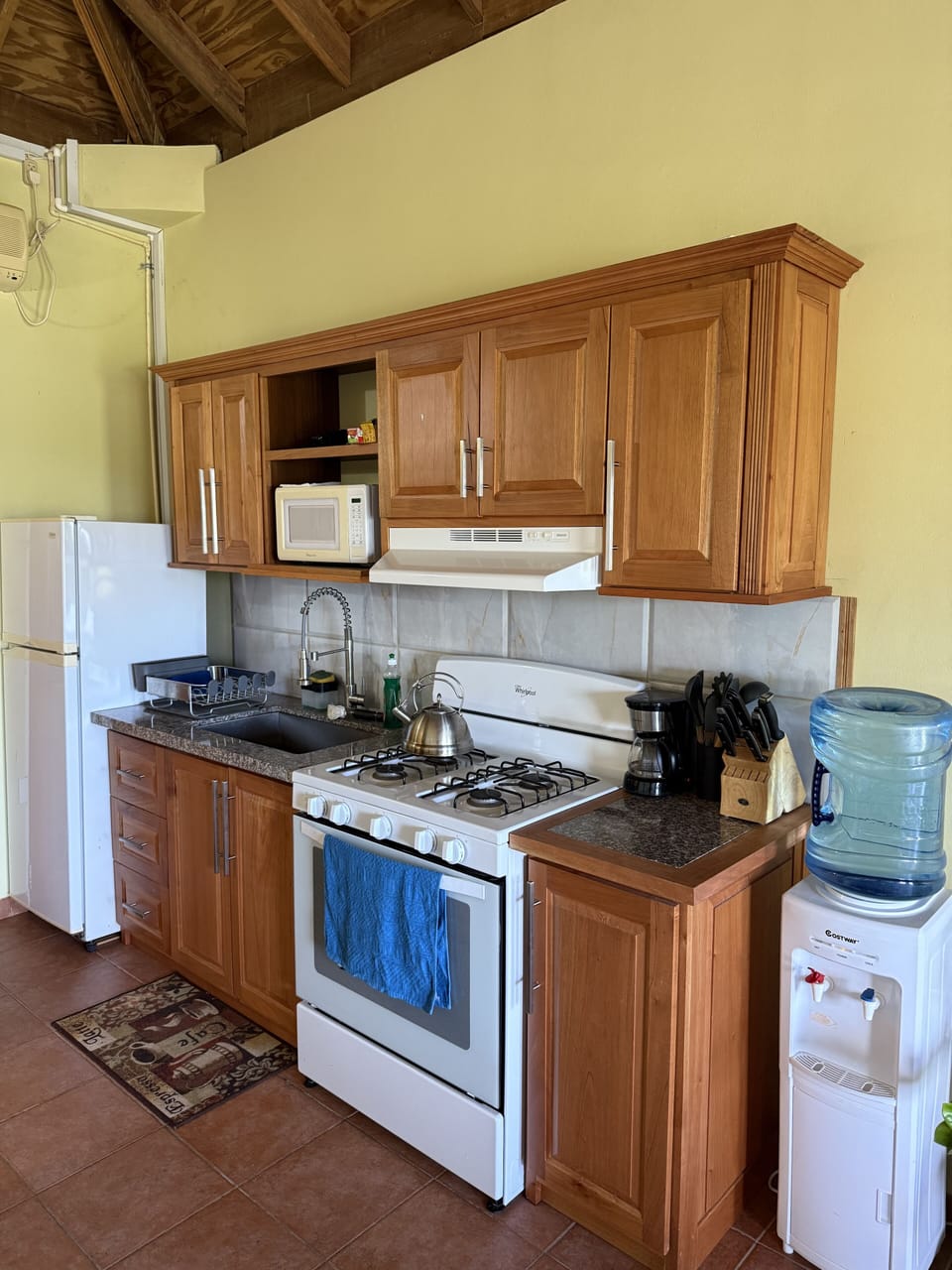 Deluxe Studio, Beach View | Private kitchen | Electric kettle, toaster