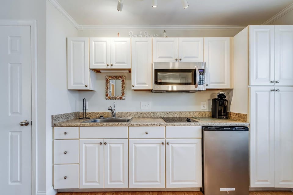 Condo, 1 Queen Bed with Sofa bed, Patio, Garden View | Private kitchen | Coffee/tea maker