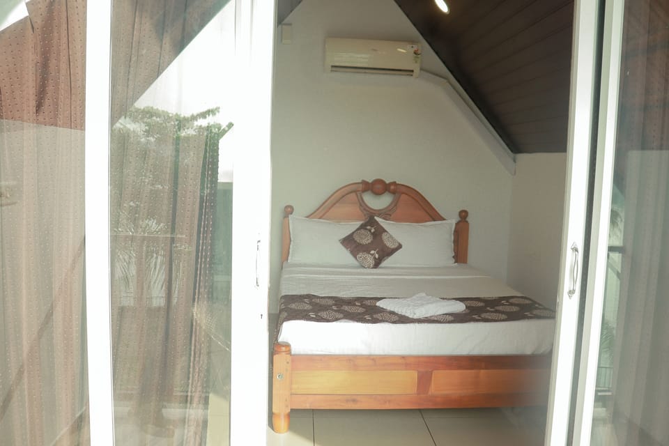 Superior Room, 1 Queen Bed, Private Bathroom, Lake View | In-room safe, desk, laptop workspace, blackout drapes