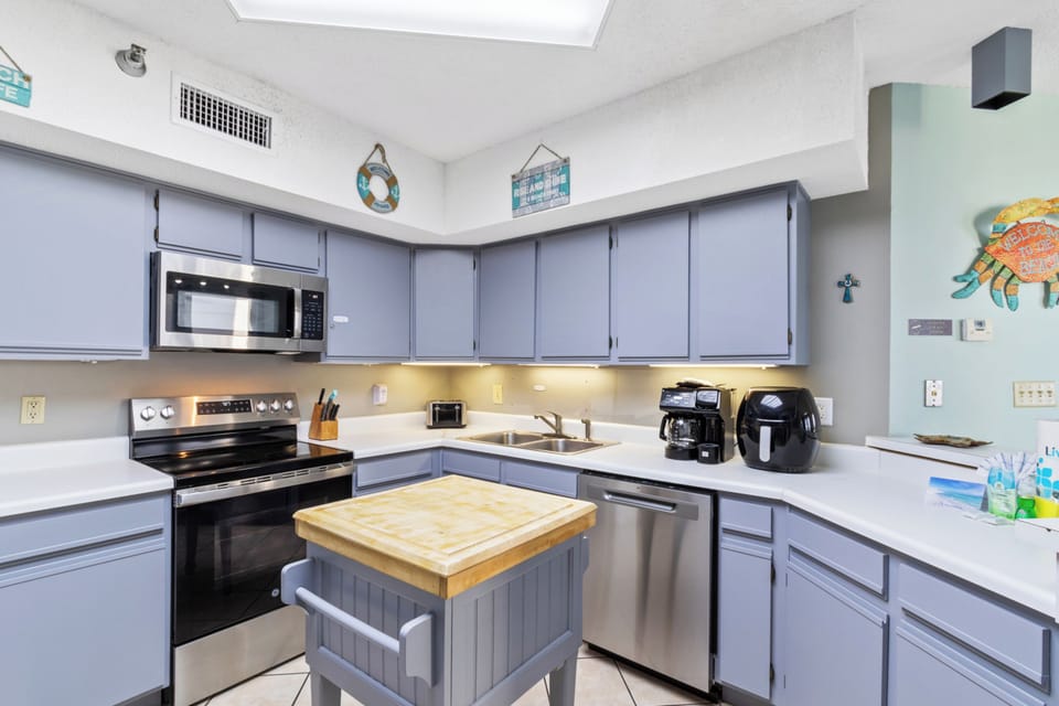Signature Condo, 3 Bedrooms, Balcony, Beachfront | Private kitchen | Fridge, microwave, oven, stovetop