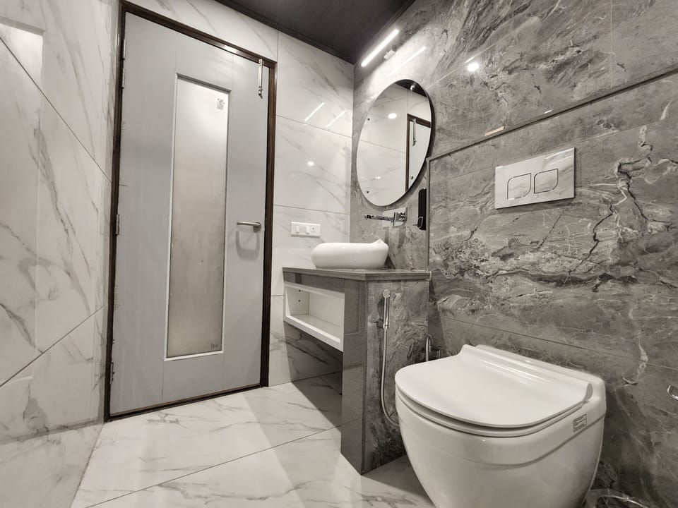 Deluxe Room | Bathroom | Shower, slippers, towels, soap
