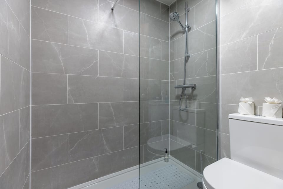 Towels, soap, shampoo, toilet paper