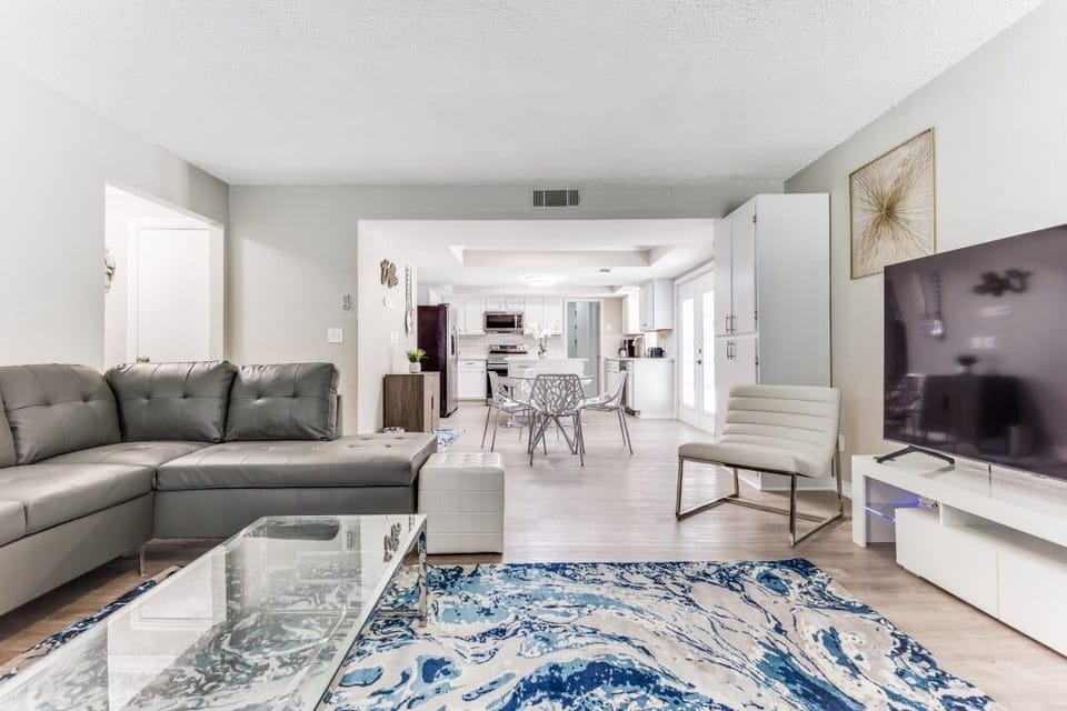 House, 5 Bedrooms | Living area