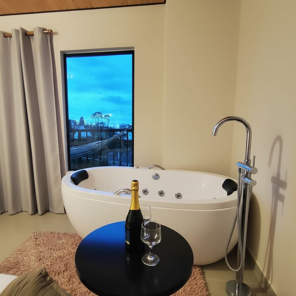 Jetted tub