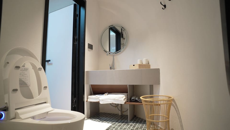 Exclusive House | Bathroom | Shower, towels, soap, shampoo