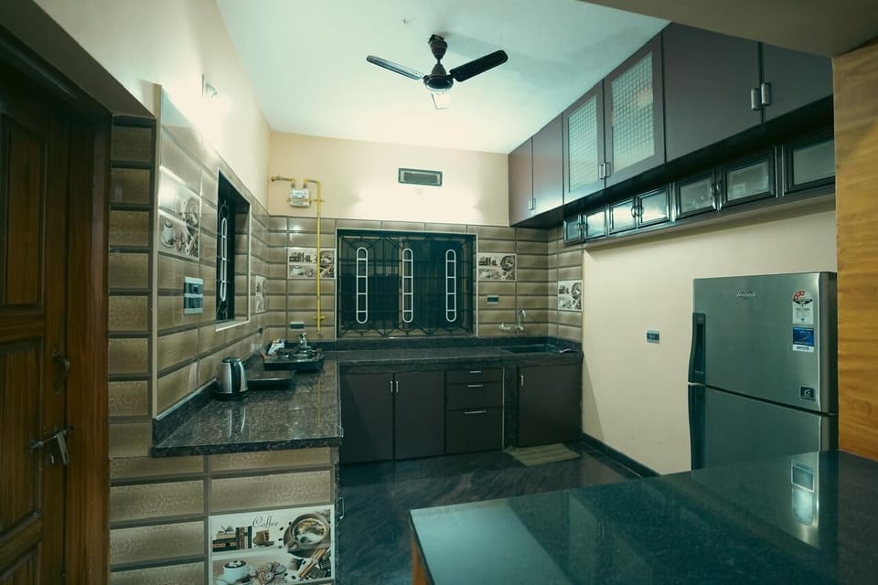 Deluxe Villa, Hill View | Shared kitchen | Full-size fridge, microwave, oven, stovetop