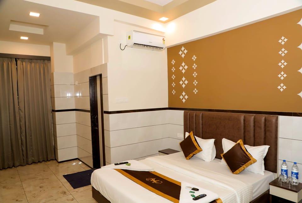 Deluxe Room, Balcony, City View | Iron/ironing board (on request), WiFi (free)