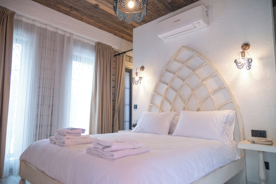 Economy Room | Premium bedding, minibar, in-room safe, blackout drapes