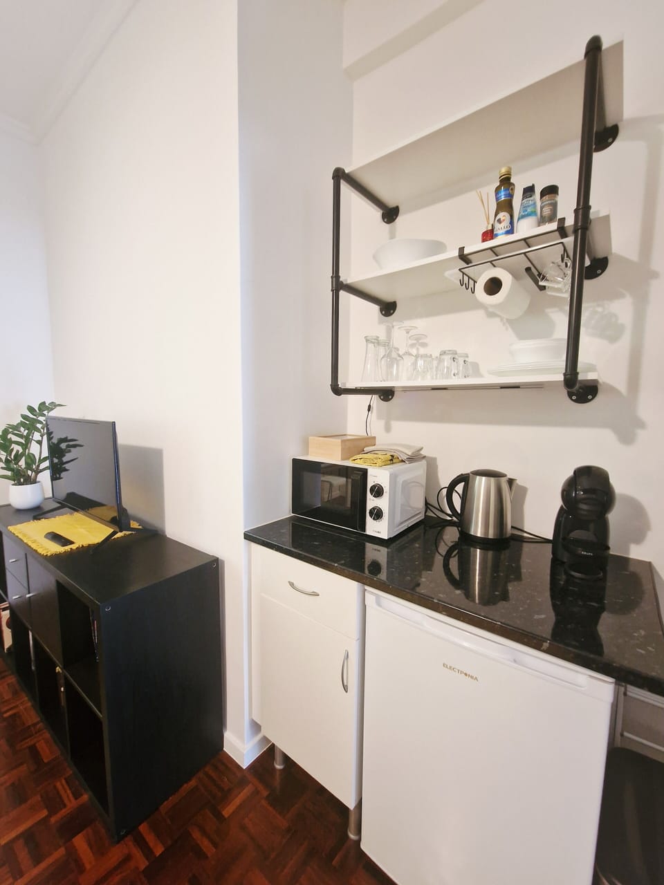 Comfort studio Amarelo-2, limited sea view | Private kitchen | Fridge, microwave, espresso maker, coffee/tea maker