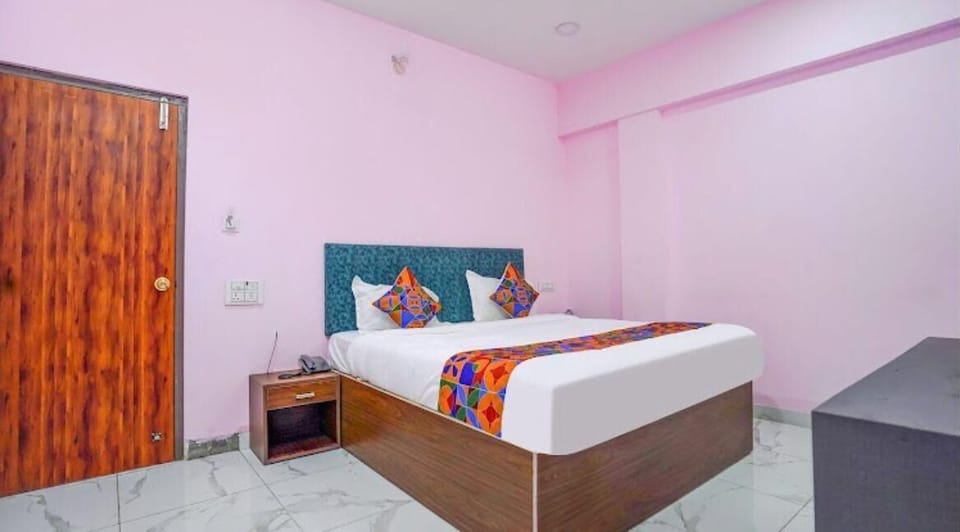 Deluxe Room | Desk, free WiFi