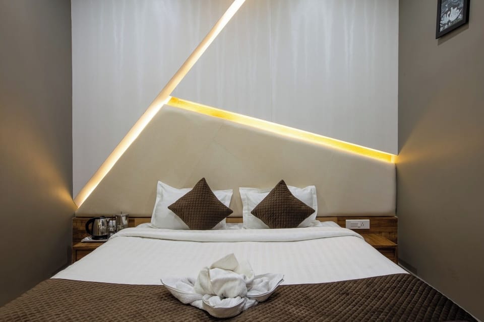 Deluxe Room, Balcony, Mountain View | Desk, blackout drapes, iron/ironing board, free WiFi