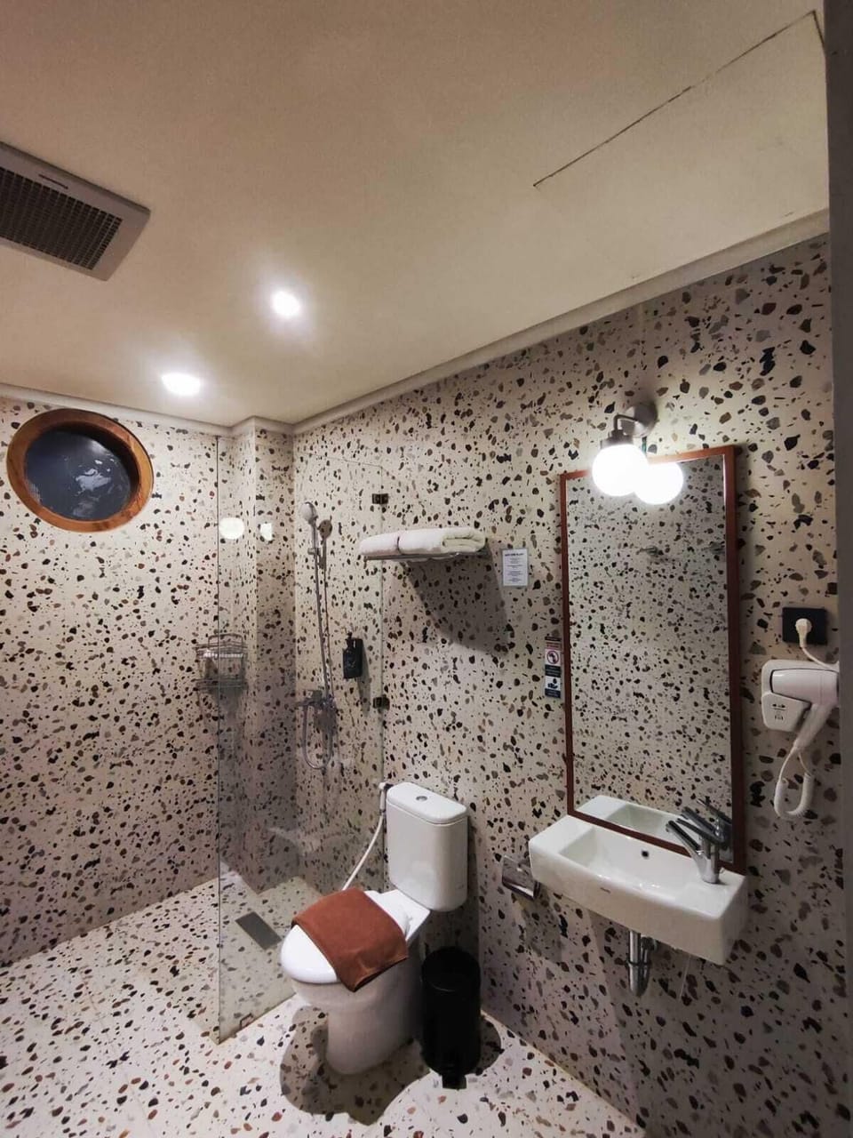 Executive Room, Non Smoking | Bathroom | Slippers, towels