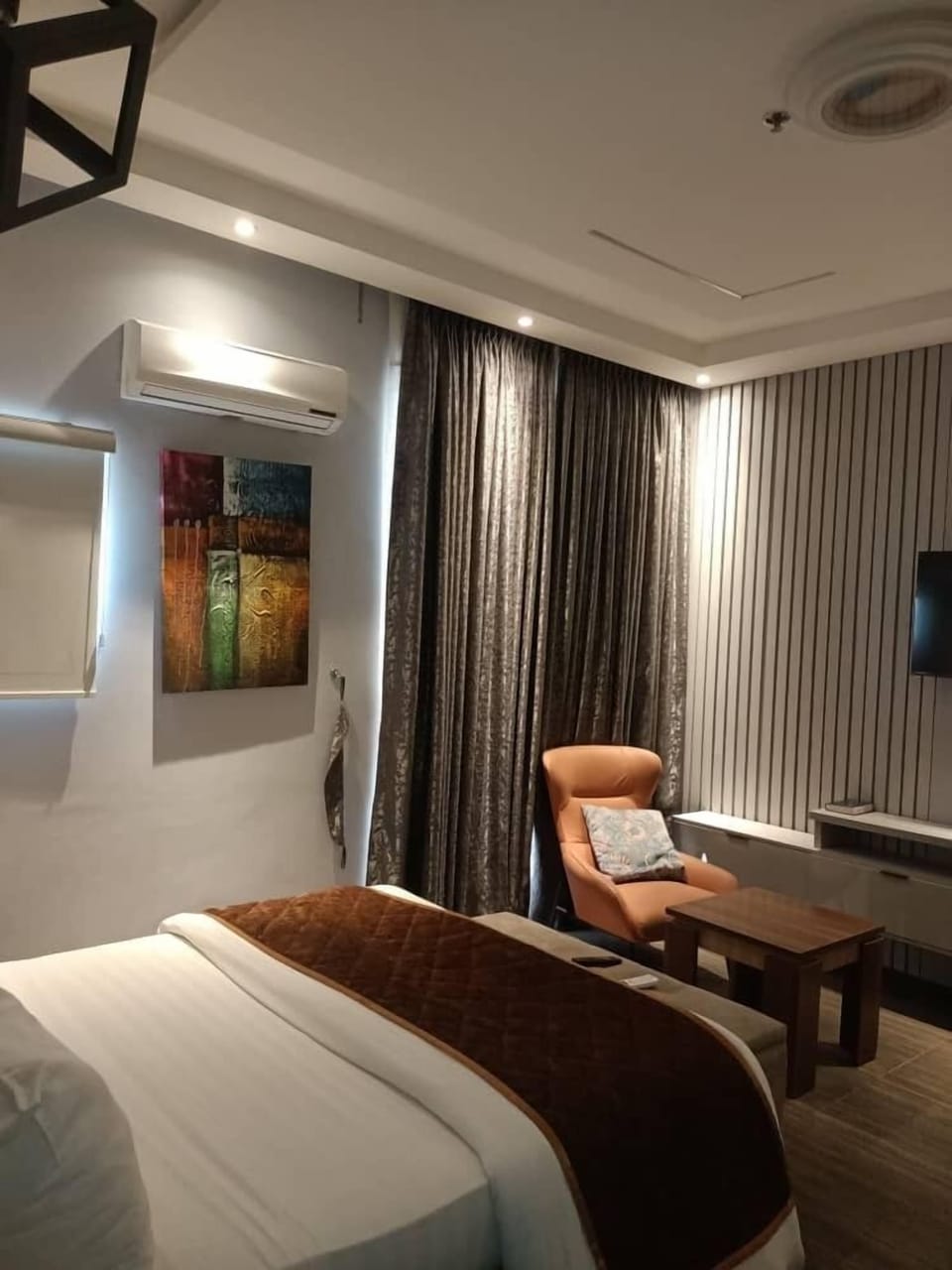 Desk, laptop workspace, free WiFi