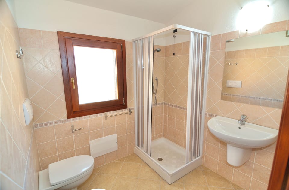 Apartment | Bathroom | Shower, rainfall showerhead, bidet, towels