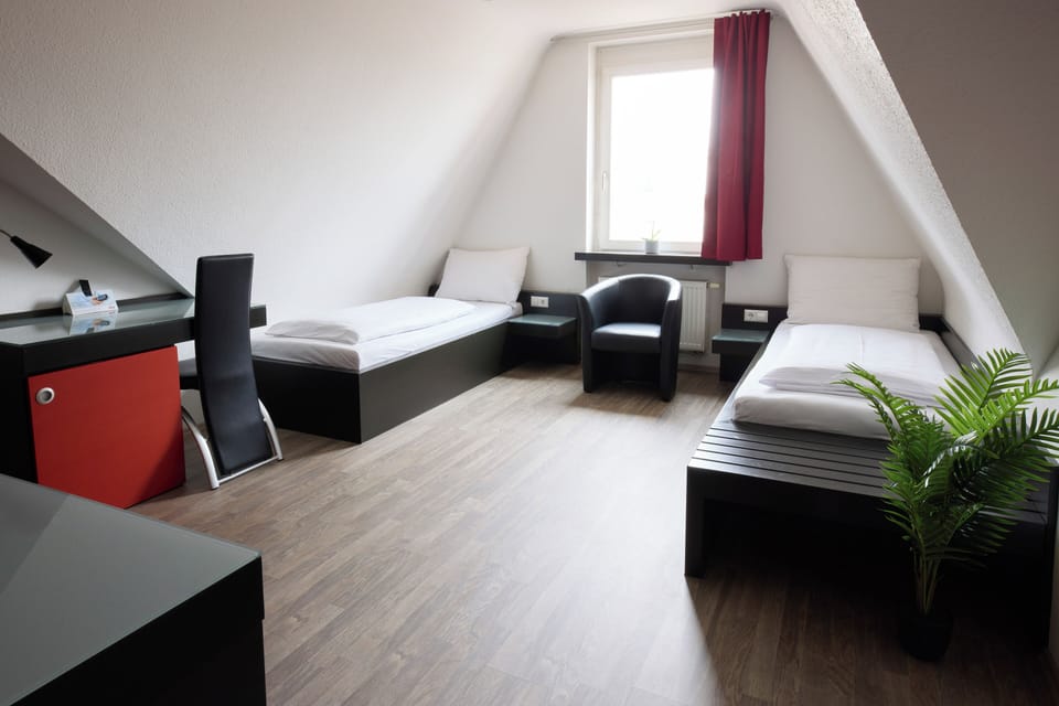 Classic Twin Room | Desk, laptop workspace, blackout drapes, free WiFi