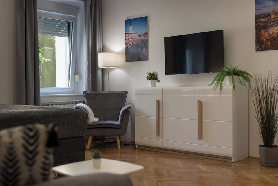Family Apartment, Courtyard View | Living area