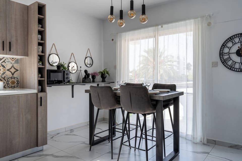 Apartment, 3 Bedrooms, Balcony, City View | Dining room