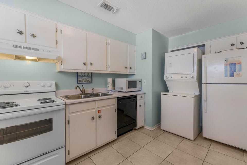 Condo, Multiple Beds (Gulf View 17) | Private kitchen | Oven, toaster