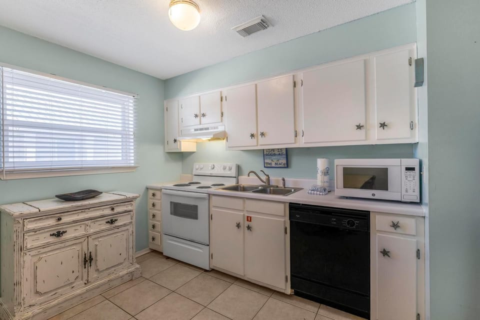 Condo, Multiple Beds (Gulf View 17) | Private kitchen | Oven, toaster
