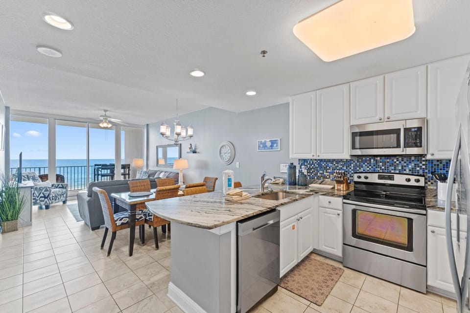 Condo, Multiple Beds (Lighthouse 513) | Private kitchen | Oven, toaster, paper towels