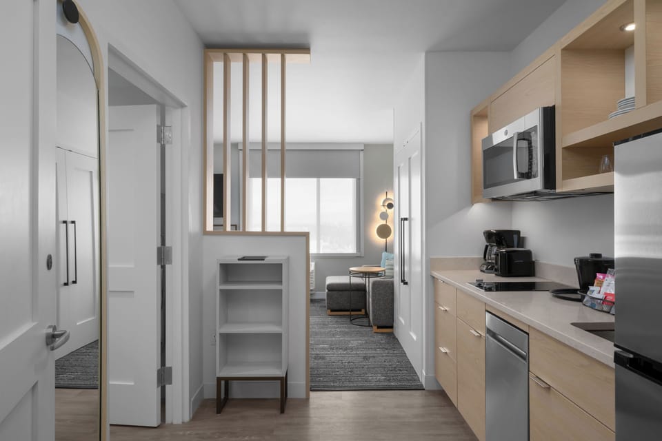 Premium bedding, desk, iron/ironing board, free WiFi